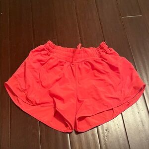 Lululemon hotty hot 2.5in shorts